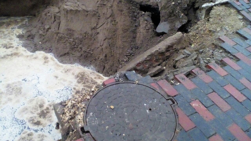 В Саратове в раскопанную яму рухнули ограждение и тротуарная плитка у памятника архитектуры