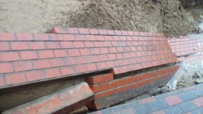 В Саратове в раскопанную яму рухнули ограждение и тротуарная плитка у памятника архитектуры