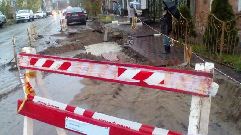 В Саратове в раскопанную яму рухнули ограждение и тротуарная плитка у памятника архитектуры