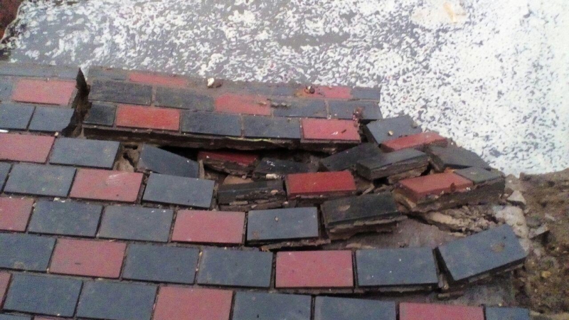 В Саратове в раскопанную яму рухнули ограждение и тротуарная плитка у памятника архитектуры