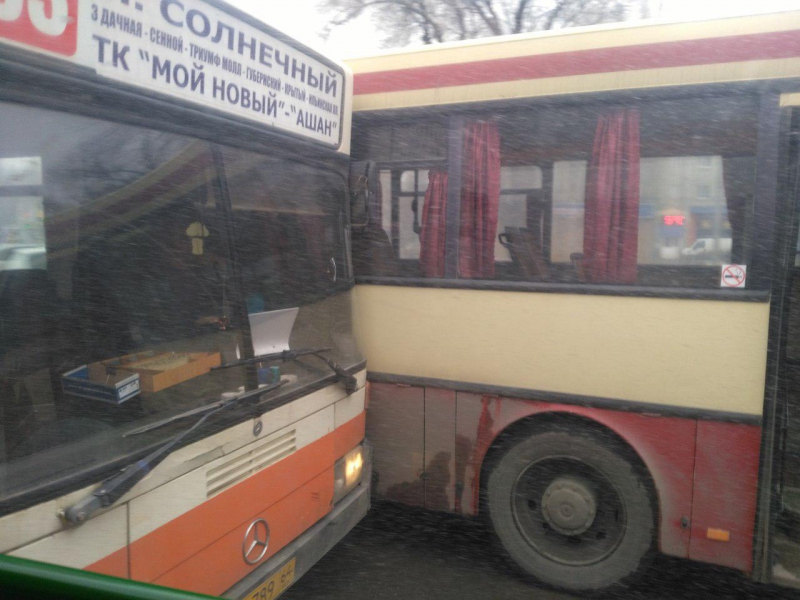 В Саратове на остановке столкнулись два автобуса