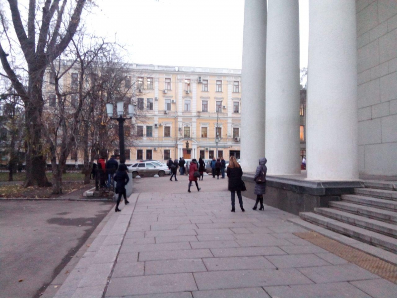 В Саратове из-за угрозы взрыва эвакуируют облизбирком и минстрой