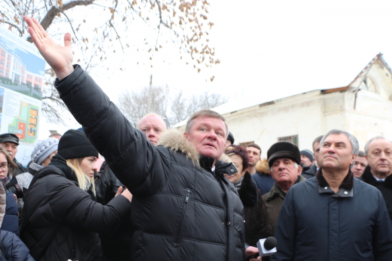 Вячеслав Володин направит 10 млн рублей на строительство дома для переселенцев в Елшанке