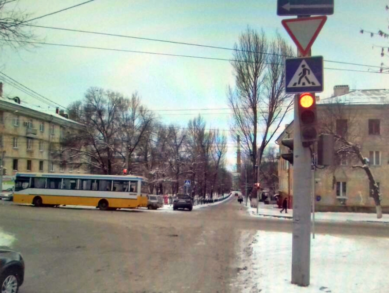 В Саратове юная пассажирка автобуса пострадала из-за наезда на светофор