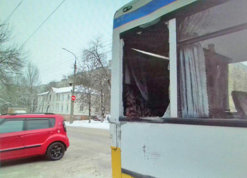 В Саратове юная пассажирка автобуса пострадала из-за наезда на светофор
