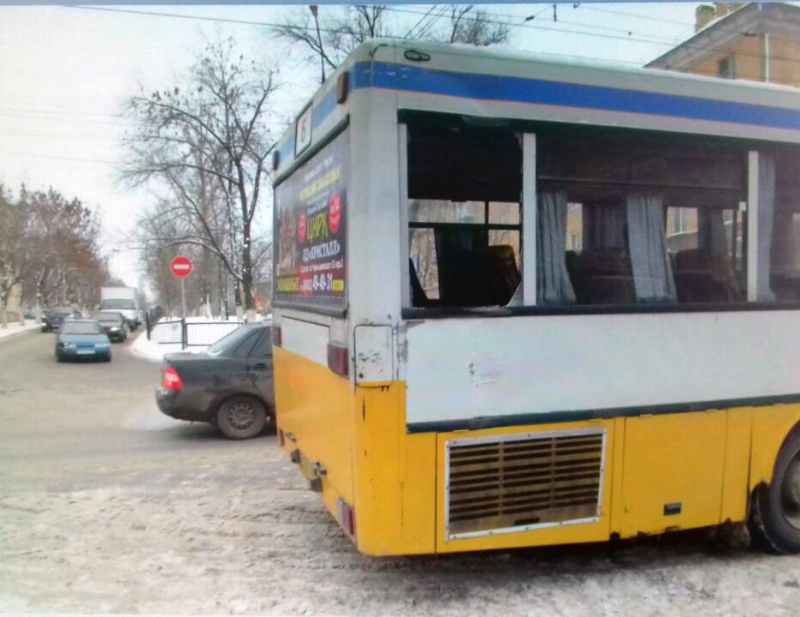 В Саратове юная пассажирка автобуса пострадала из-за наезда на светофор