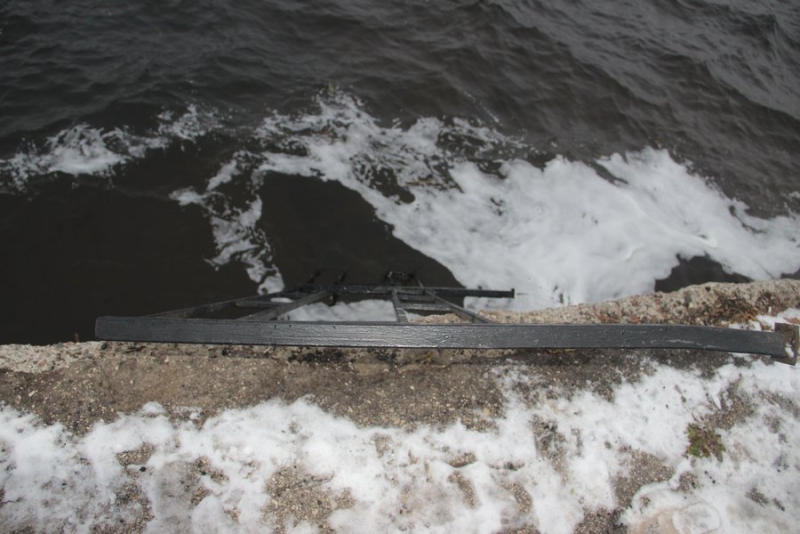 На набережной Саратова в Волгу упала ограда