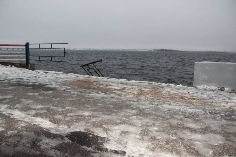 На набережной Саратова в Волгу упала ограда