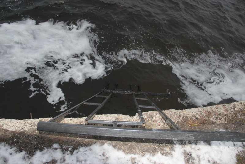 На набережной Саратова в Волгу упала ограда