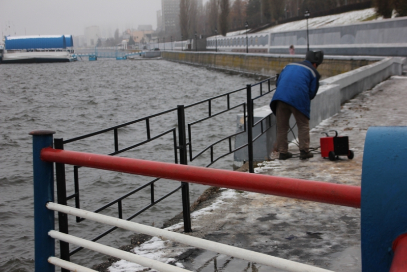 В Саратове восстановили поломанное ограждение на набережной
