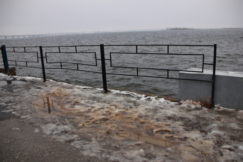 В Саратове восстановили поломанное ограждение на набережной