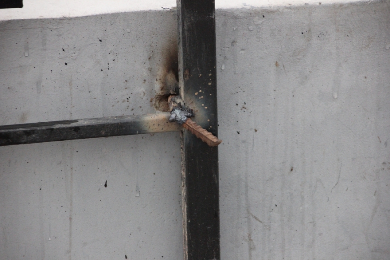 В Саратове восстановили поломанное ограждение на набережной