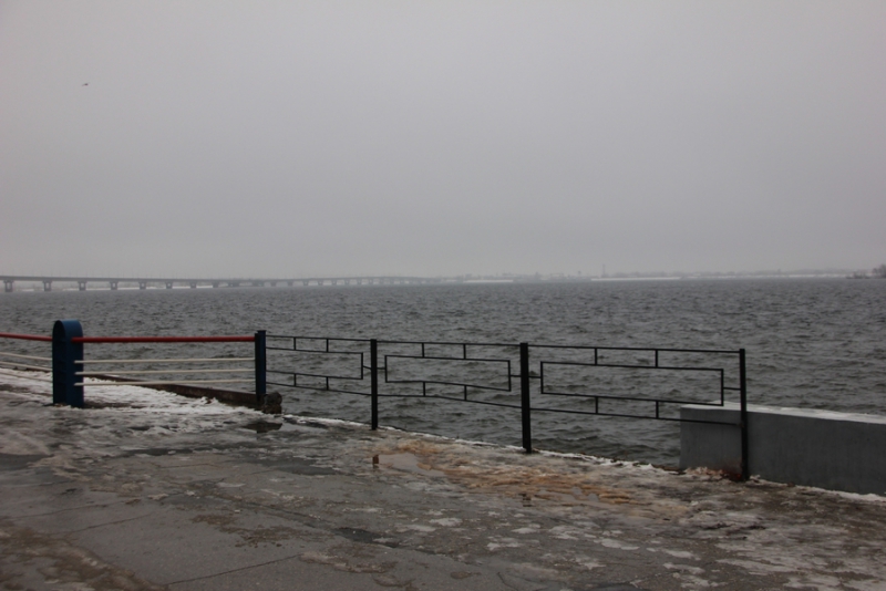 В Саратове восстановили поломанное ограждение на набережной