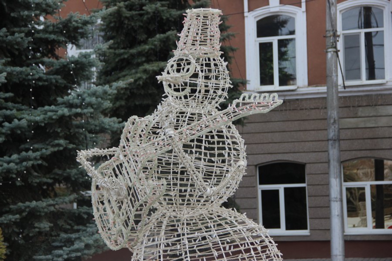 В центре Энгельса появились новогодние фигуры и квартет снеговиков