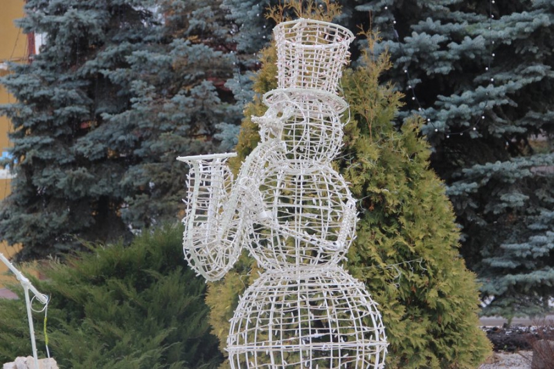 В центре Энгельса появились новогодние фигуры и квартет снеговиков