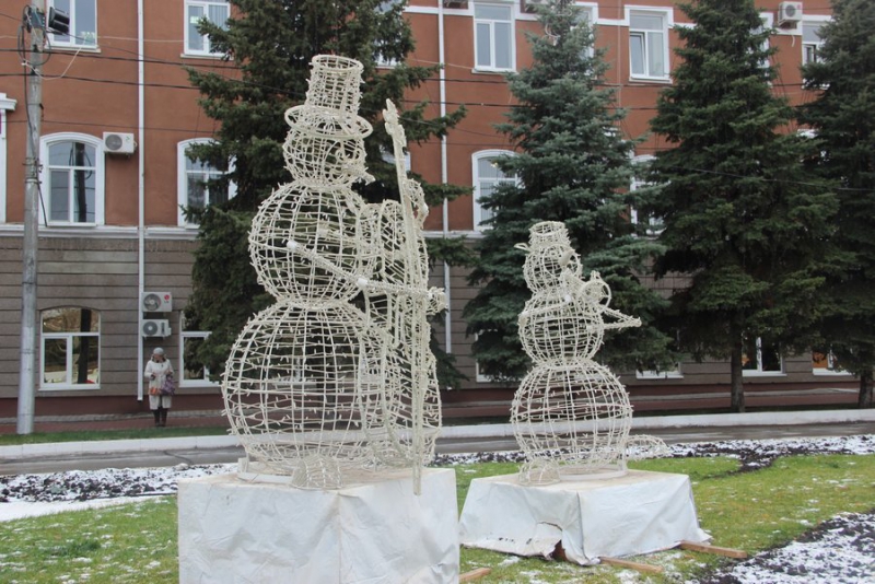 В центре Энгельса появились новогодние фигуры и квартет снеговиков