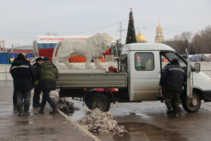 В центре Энгельса появились новогодние фигуры и квартет снеговиков