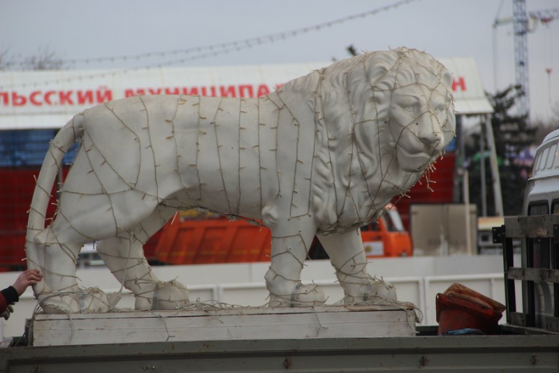 В центре Энгельса появились новогодние фигуры и квартет снеговиков