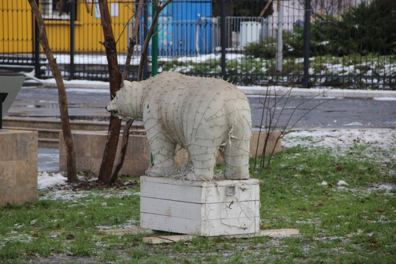 В центре Энгельса появились новогодние фигуры и квартет снеговиков