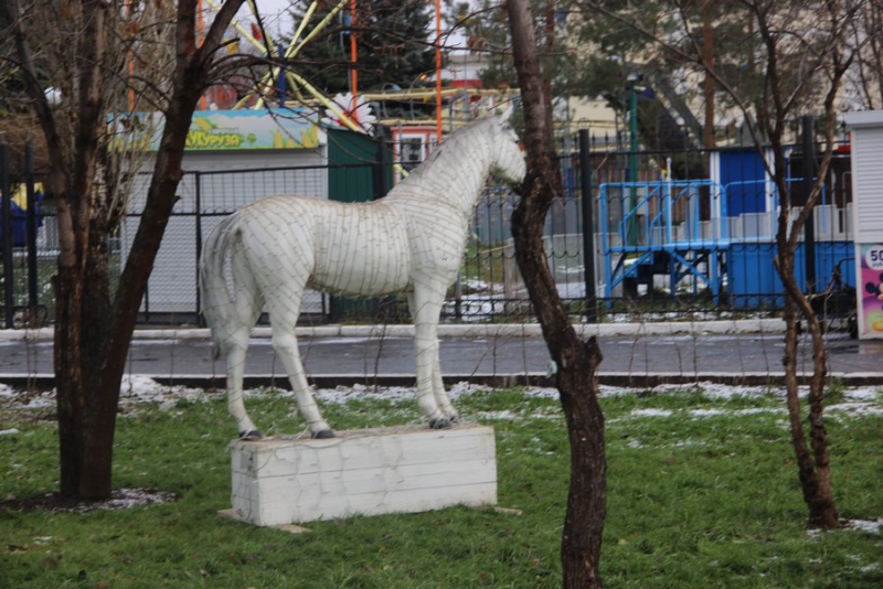 В центре Энгельса появились новогодние фигуры и квартет снеговиков