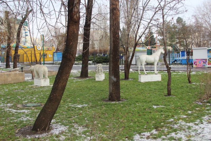В центре Энгельса появились новогодние фигуры и квартет снеговиков