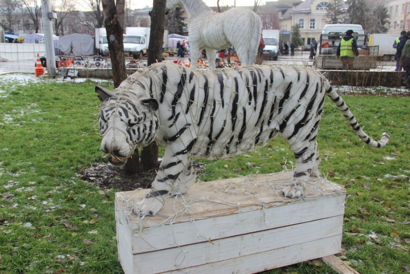 В центре Энгельса появились новогодние фигуры и квартет снеговиков