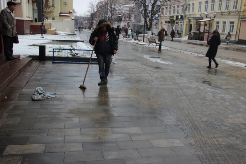 В Саратове Ксению Собчак хотели встретить надписями «Пони не кандидат»