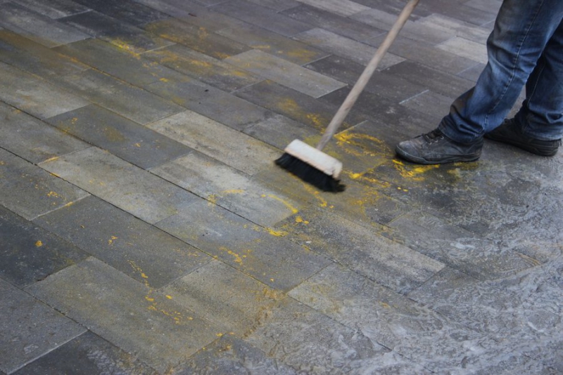 В Саратове Ксению Собчак хотели встретить надписями «Пони не кандидат»