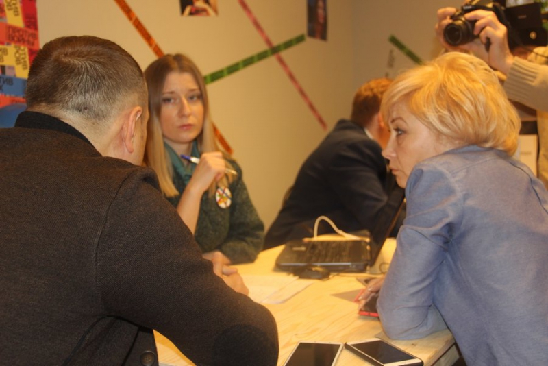 В Саратове Ксению Собчак хотели встретить надписями «Пони не кандидат»