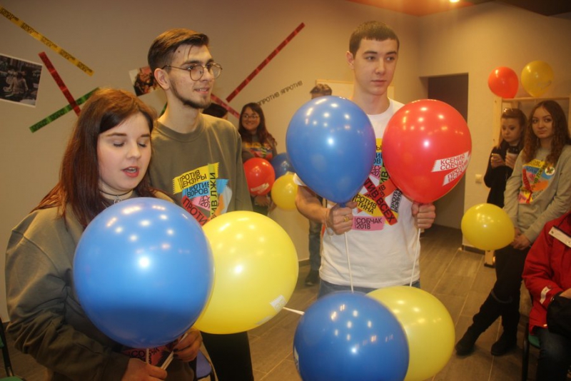 В Саратове Ксению Собчак хотели встретить надписями «Пони не кандидат»