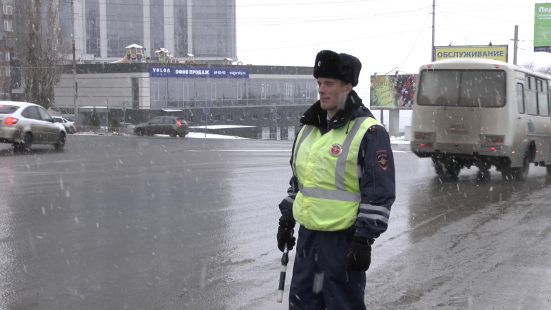Полицейских наградят за спасение женщины, свесившейся с балкона 18-го этажа