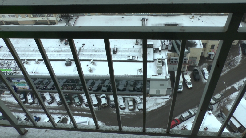 Полицейских наградят за спасение женщины, свесившейся с балкона 18-го этажа