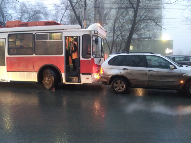 На Стрелке назревает крупная пробка из-за ДТП с троллейбусом и «БМВ»