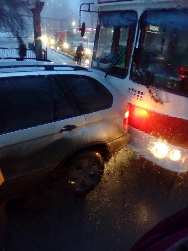 На Стрелке назревает крупная пробка из-за ДТП с троллейбусом и «БМВ»