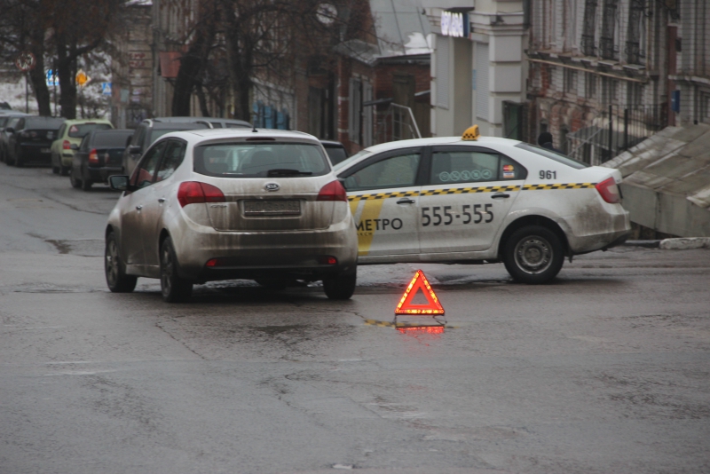 В Саратове возле граффити с Бодровым столкнулись такси и минивэн