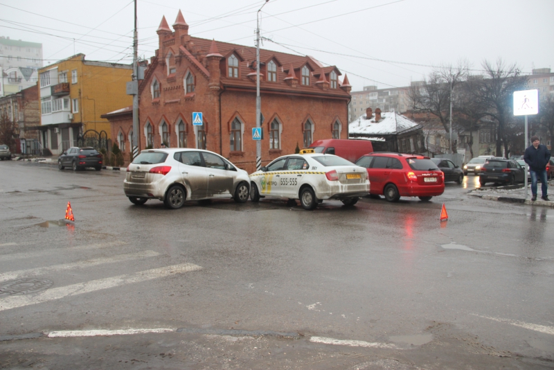 В Саратове возле граффити с Бодровым столкнулись такси и минивэн