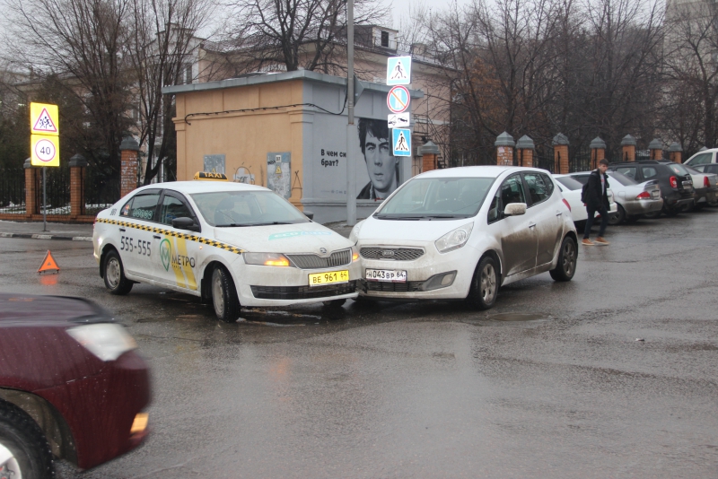 В Саратове возле граффити с Бодровым столкнулись такси и минивэн