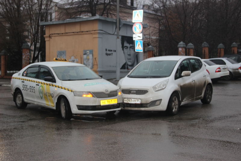 В Саратове возле граффити с Бодровым столкнулись такси и минивэн