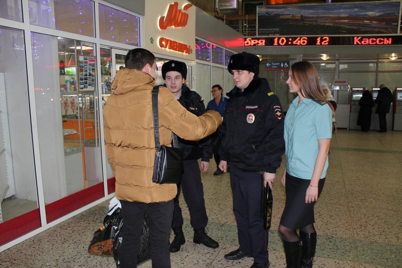 Агрессивный саратовец на вокзале отказал приставам в проверке задолженности