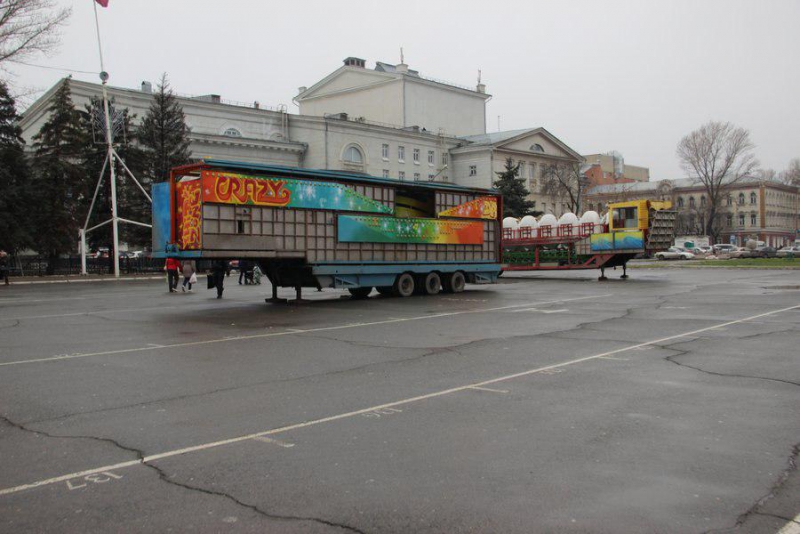 На главную площадь Саратова приехал парк аттракционов