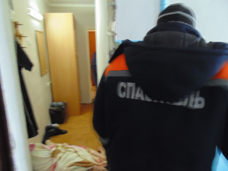 В Пугачеве соседи услышали стоны и вызвали спасателей для взлома двери