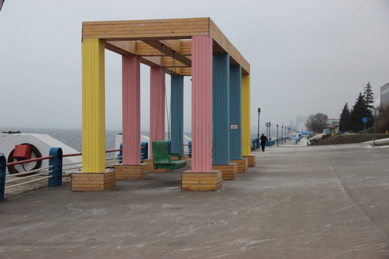 На набережной Саратова качели для взрослых и стелу «Я дома» превратили в мусорки