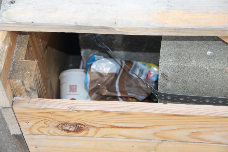 На набережной Саратова качели для взрослых и стелу «Я дома» превратили в мусорки