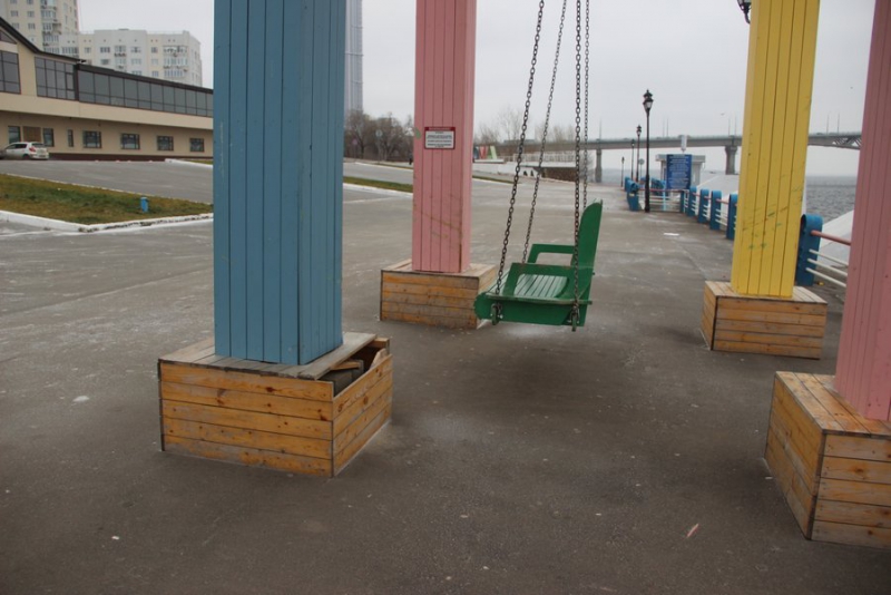 На набережной Саратова качели для взрослых и стелу «Я дома» превратили в мусорки