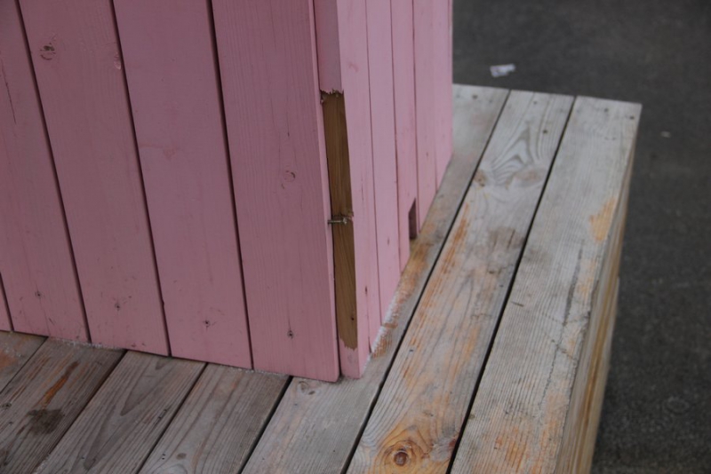 На набережной Саратова качели для взрослых и стелу «Я дома» превратили в мусорки