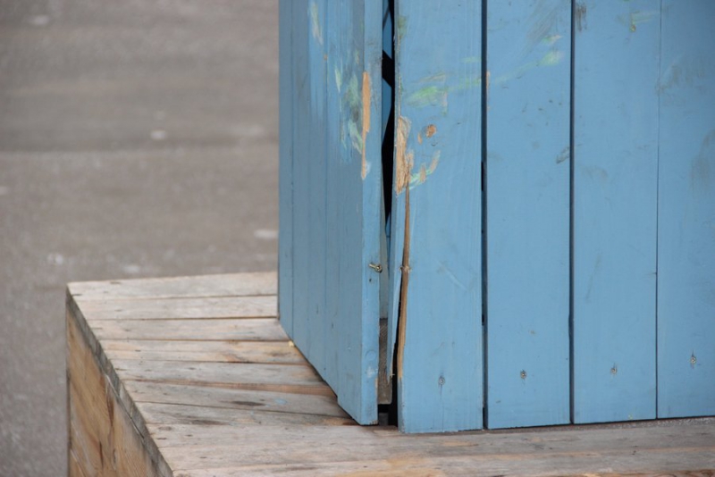 На набережной Саратова качели для взрослых и стелу «Я дома» превратили в мусорки