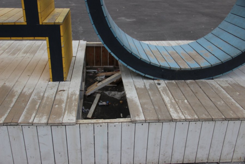 На набережной Саратова качели для взрослых и стелу «Я дома» превратили в мусорки