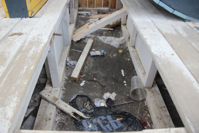 На набережной Саратова качели для взрослых и стелу «Я дома» превратили в мусорки