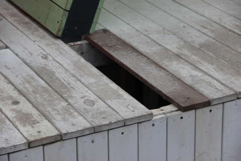 На набережной Саратова качели для взрослых и стелу «Я дома» превратили в мусорки