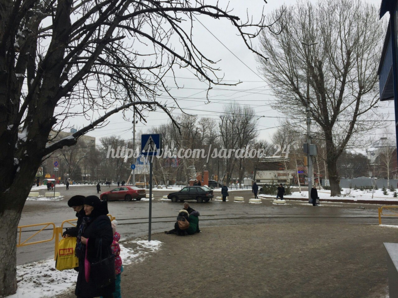 Очевидец: В центре Саратова из-за гололеда пострадала женщина